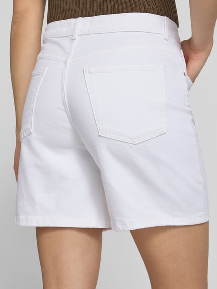 Vrouwenmodel draagt Straight Fit Shorts in denimlook van REVIEW, wit, 5-pocketmodel, katoenmix, knoop- en ritssluiting. Ganzkörperansicht Rückansicht.
