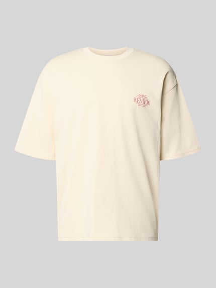 Produktfoto, Oversized T-Shirt mit rückseitigem Print von REVIEW aus cremefarbenem Bio-Baumwoll-Mix mit Rundhalsausschnitt und Logo-Print.