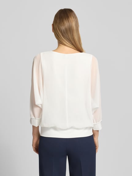 Vrouwenmodel draagt 'Blusenshirt mit Ziersteinbesatz' van Vera Mont in regular fit met ronde hals, 3/4-mouw, lengte 59 cm, achteraanzicht.