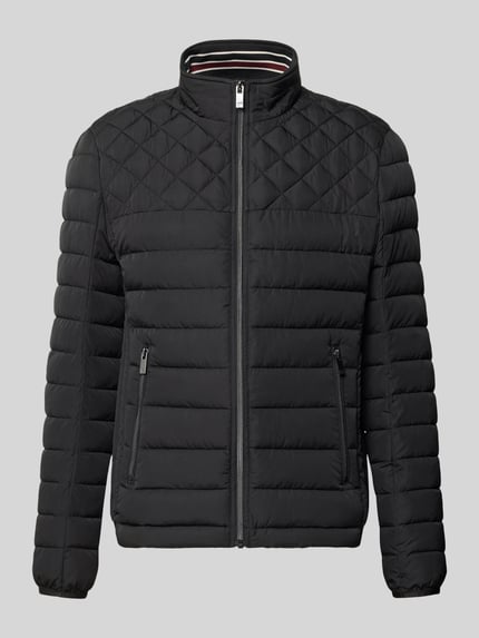 Produktfoto, schwarze Steppjacke mit Stehkragen und Reißverschlusstaschen von Christian Berg Men, Regular Fit, glatte Oberfläche, dezente Steppstruktur, Hintergrund neutral grau, Schulterbreite 48 cm, Rückenlänge 68 cm, Brustweite 60 cm, Ärmellänge 69 cm