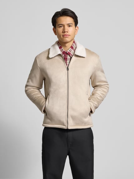 Männermodel trägt Regular Fit Bomberjacke mit Kunstfellkragen Modell 'ROYCE' von Only & Sons in Wildleder-Optik, Reißverschluss, Umlegekragen, Reißverschlusstaschen, beige, Ganzkörperansicht von vorne.