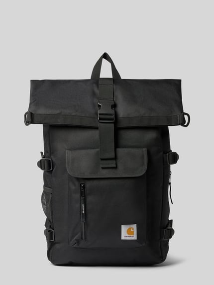 Productfoto, zwarte 'Rugzak met Logo-Patch Model 'PHILIS'' van Carhartt Work In Progress, hoofvak met overslag, verstelbare schouderband, logopatch, Breedte maat 1: 52 cm, Lengte maat 1: 52 cm, Diepte maat 1: 14 cm, bandlengte maat 1: 64 cm, gladde stof met fijne structuur