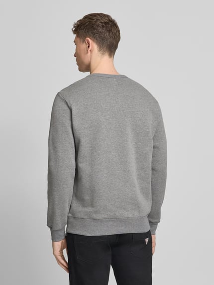 Männermodel trägt Sweatshirt mit Logo von GAP aus Baumwoll-Mix, Regular-Fit, Rundhalsausschnitt, Rückenlänge 70 cm, Ganzkörperansicht Rückansicht.