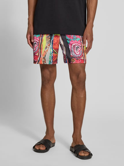 Männermodel trägt Straight Fit Shorts mit elastischem Bund Modell 'Resort' von COLUCCI, bunte Farben, elastischer Material-Mix, Nahaufnahme Oberschenkel, Vorderansicht.