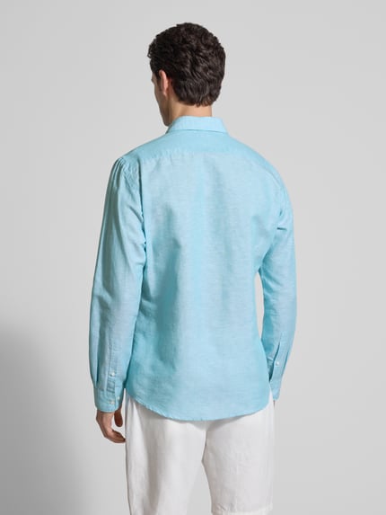 Männermodel trägt Regular Fit Freizeithemd aus Leinen-Mix von Jake*s in Hellblau, lange Ärmel, Rückansicht, Ganzkörperansicht.