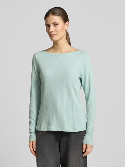 Frauenmodel trägt Regular Fit Langarmshirt aus Bio-Baumwoll-Mix von Tom Tailor, Melange-Optik, U-Boot-Ausschnitt, Ganzkörperansicht von vorne.