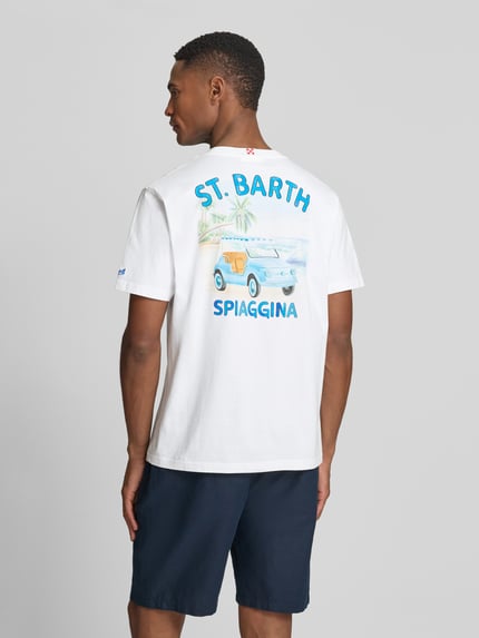 Männermodel trägt Herren T-Shirt mit Label-Prints Modell 'PORTLAND' von MC2 Saint Barth aus reiner Baumwolle, Regular-Fit, Rückseite, Ganzkörperansicht Rückansicht.