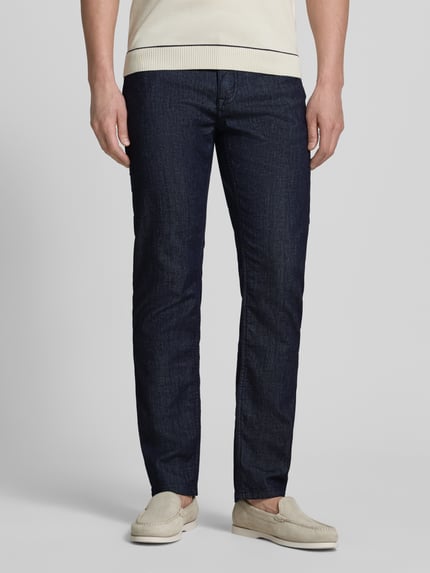 Männermodel trägt Modern Fit Jeans mit Eingrifftaschen Modell 'Fortress' von JOOP! Collection, Dunkelblau, Ganzkörperansicht von vorne. Baumwoll-Elasthan-Mix, Bundweite 42 cm, Innenbeinlänge 79 cm.