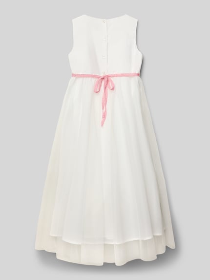 Mädchen trägt Maxikleid mit Rundhalsausschnitt von Une Hautre Couture, Baumwoll-Mix, taillierter Schnitt, Schleifen-Detail, Ganzkörperansicht Rückansicht.
