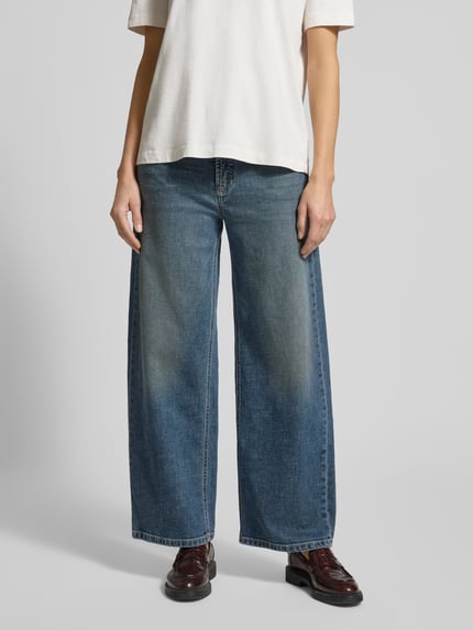Vrouwenmodel draagt Baggy Jeans met 5-pocketmodel van Cambio, mix van katoen en elastaan, los model, knoop- en ritssluiting, bandwijdte 41 cm, binnenbeenlengte 73 cm, jeans in blauwe tinten, textuur: glad denim, voorkant, volledige lichaamsopname.