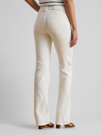 Frauenmodel trägt Straight Fit Jeans aus Baumwoll-Mix von Lauren Ralph Lauren in Creme, High Waist, 5-Pocket, Denim, Ganzkörperansicht Rückansicht.