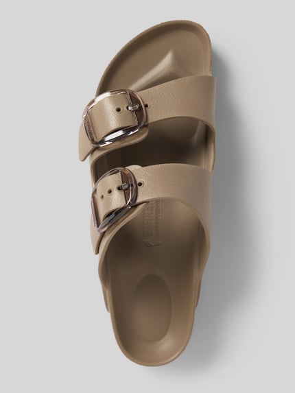 Produktfoto, Slipper mit offener Ferse Modell 'Arizona' von Birkenstock in Beige mit zwei Metallschnallen, abgerundete Ferse, Logo-Detail, Absatzhöhe 4 cm