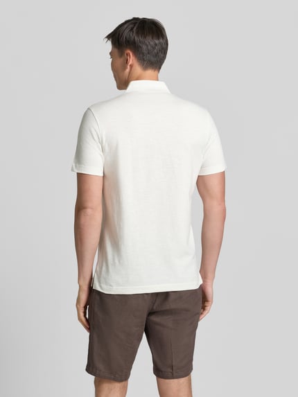 Männermodel trägt Regular Fit Poloshirt mit Brusttasche von Lerros aus Reiner Baumwolle, Rückenlänge 66 cm, Ganzkörperansicht Rückansicht.