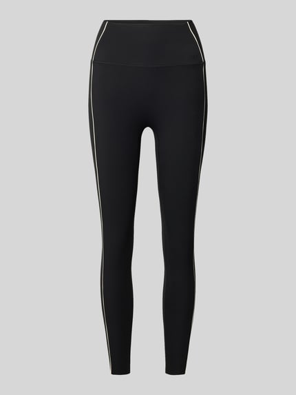 Produktfoto, schwarze Leggings mit weißen Kontraststreifen, eng anliegend, elastischer Bund, Modell 'Sense Contrast' von aim'n, glatte Textur
