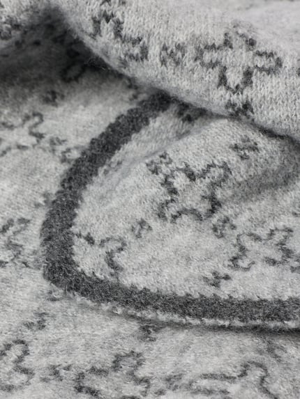 Produktfoto, Schal mit spitz zulaufender Form von SOYACONCEPT in grau, melierte Strickoptik, Jacquard, geometrisches Allover-Muster, weiche Textur