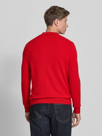 Männermodel trägt Strickpullover mit Polokragen und V-Ausschnitt von Christian Berg Men in Rot, reine Baumwolle, Ganzkörperansicht Rückansicht.