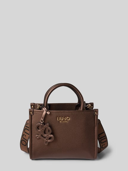 Produktfoto, torebka 'Handtasche in Leder-Optik' od Liu Jo White z materiału skóropodobnego, detal z logo, główna przegroda z zamkiem błyskawicznym, odpinany pasek na ramię, szerokość w rozmiarze 1: 26 cm, długość w rozmiarze 1: 21 cm, głębokość w rozmiarze 1: 10 cm, długość paska na ramię w rozmiarze 1: 120 cm, brązowy kolor, wyraźna faktura