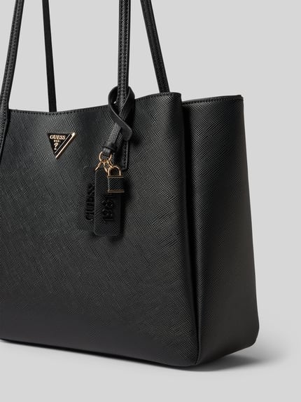 Productfoto, Tote Bag in Leerlook Model 'Noelle' van GUESS, zwarte kleur, hoofdvak met magneetsluiting, smalle schouderbanden, logodetail, breedte 39 cm, lengte 28 cm, diepte 14 cm, bandlengte 64 cm.