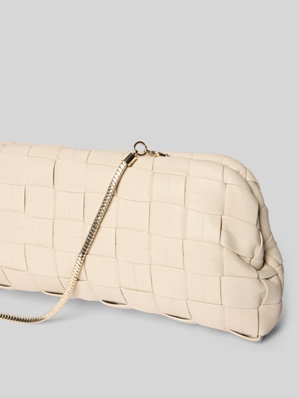 Produktfoto, Clutch mit echtem Kupfer Modell 'Selva' von Mango in Creme mit Strukturmuster, abnehmbarem Schulterriemen, silberfarbenem Verschluss.