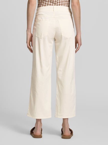 Frauenmodel trägt Straight Leg Hose aus Baumwoll-Mix Modell 'MAINE S' von Brax, Optik: Unifarben, Passform: Straight Fit, Länge: Cropped, Verschluss: Knopf und verdeckter Reißverschluss, Gürtelschlaufen, 5-Pocket-Design, Material: Baumwoll-Mix, helle Farbe, glatte Struktur, Ganzkörperansicht Rückansicht.