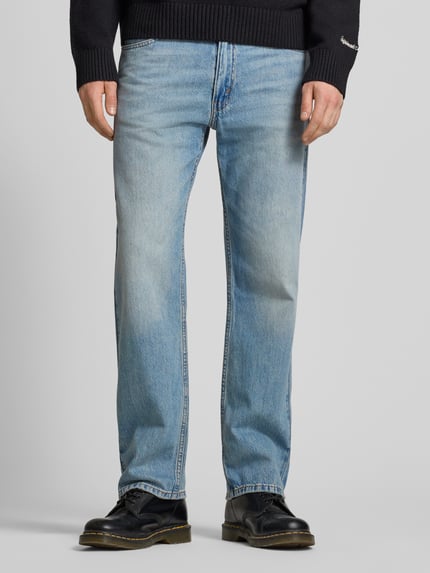 Männermodel trägt Straight Fit Jeans im 5-Pocket-Mix Modell 'Lead' von Levi's®, helle Waschung, Baumwolle, Ganzkörperansicht von vorne.