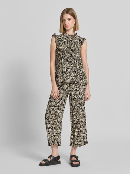 Frauenmodel trägt Straight Fit Stoffhose aus reiner Viskose-Mix Modell 'Faye' von Soyaconcept mit floraler Allover-Print, Ganzkörperansicht von vorne. Damen Stoffhose, Verkürzte Passform, elastischer Bund mit Tunnelzug, Bundweite 37 cm, Innenbeinlänge 64 cm.
