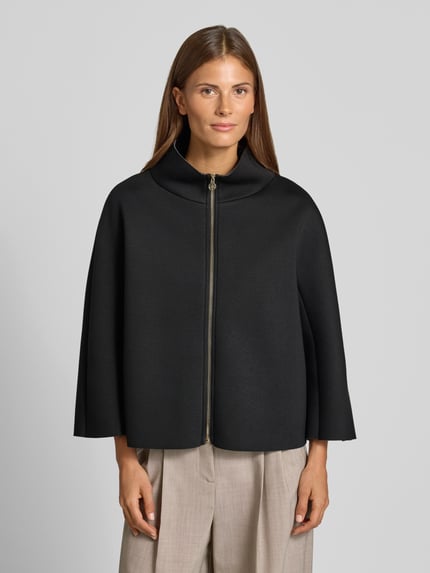 Frauenmodel trägt Jacke aus Viskose-Mix mit Stehkragen von Rinascimento in Schwarz, weiter Schnitt, glatte Struktur, Ganzkörperansicht von vorne.