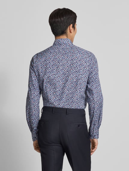 Männermodel trägt Slim Fit Businesshemd aus Baumwolle mit Kentkragen von OLYMP Level Five, Rückansicht, Rückenlänge 82 cm, Schulterbreite 46 cm, Ärmellänge 70 cm, Knopfleiste, mehrfarbiges Muster, Reine Baumwolle, Ganzkörperansicht Rückansicht.