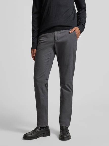 Männermodel trägt Stoffhose mit Gesäßtaschen von MCNEAL, Baumwoll-Elasthan-Mix, gerader Schnitt, französische Eingrifftaschen, Nahaufnahme Unterkörper.