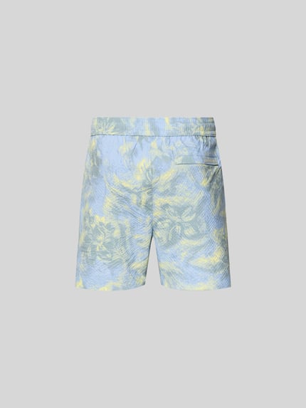 Produktfoto, spodenki kąpielowe z fakturowanym wzorem od MAISON KITSUNÉ, prosty krój, elastyczny pas, wpuszczane kieszenie, kieszeń z tyłu, długość wewnętrzna nogawki w rozmiarze M 13 cm, szerokość w rozmiarze M 42 cm, pastelowe odcienie niebieskiego i żółtego, lekko połyskująca tekstura