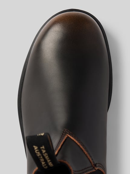 Productfoto, Chelsea Boots aus echtem Leder mit Label-Detail van Blundstone, echt leer, afgeronde pasvorm, labeldetail, treklus, profielzool, hakhoogte 3 cm, schachthoogte 15 cm, schachtwijdte 11 cm, donkerbruin met lichte glans, glad oppervlak, detailopname.