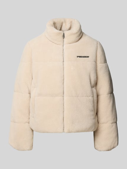Produktfoto, Relaxed Fit Jacke in Teddy-Optik Modell 'GEORGIA' von PEGADOR in hellbeigem Ton, Stehkragen, Reißverschluss, Label-Detail, flauschige Textur