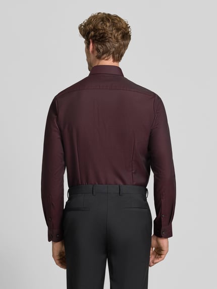 Männermodel draagt Heren zakelijk overhemd van katoenmix in bordeauxrood met gladde textuur, Body Fit Businesshemd aus Baumwoll-Mix van OLYMP, Ganzkörperansicht Rückansicht, Heren Businesshemd van OLYMP Level 5