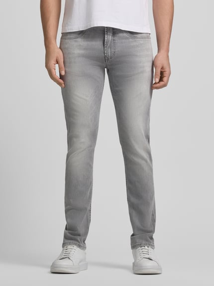 Männermodel trägt Jeans mit 5-Pocket-Design von MAC in Hellgrau, gerader Schnitt, Baumwoll-Mix, Ganzkörperansicht von vorne.