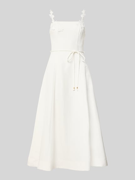 Produktfoto, Cocktailkleid aus Leinen-Viskose-Mix von Forever New in Weiß mit schmalen Trägern, Taillenband und floralen Details.