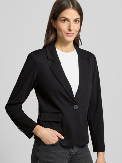 Vrouwenmodel draagt zwarte Regular Fit Blazer met viscose-aandeel model 'Nanni' van FREE/QUENT, elastische stof, reverskraag, knoop, voorkant bovenlichaam close-up