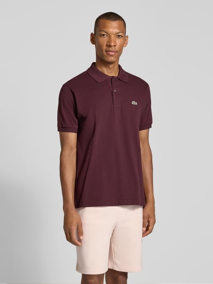 Männermodel trägt regular fit poloshirt aus puur katoen van Lacoste in bordeauxrood, Heren poloshirt, Ganzkörperansicht van voren
