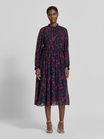 Frauenmodel trägt Midikleid mit Rüschenkragen und Raglanärmeln von Christian Berg Woman Selection in Dunkelblau mit rotem Blumenmuster, blickdichtes Unterkleid, taillierter Schnitt, semitransparente Ärmel, Ganzkörperansicht von vorne.