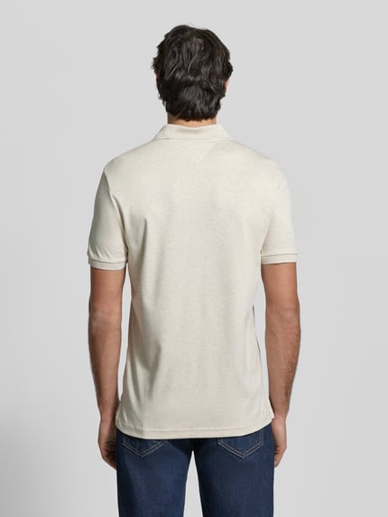 Männermodel trägt Regular Fit Poloshirt aus reiner Baumwolle Modell 'LIQUID COTTON' von Tommy Hilfiger, Melange-Optik, Ganzkörperansicht Rückansicht.