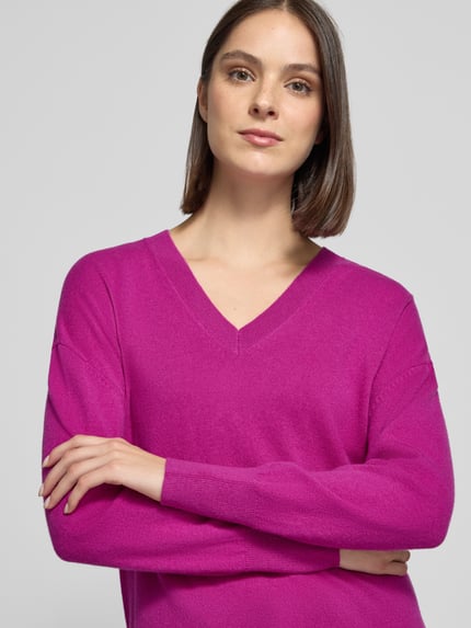 Frauenmodel trägt Pullover aus Wolle mit V-Ausschnitt von JAKE*S WOMAN CASUAL in Melange-Optik, Feinstrick, langarm, Nahaufnahme Oberkörper.