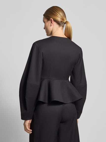 Vrouwenmodel draagt zwarte Kurzblazer met Schößchen Model 'paula' van Gestuz, Materiaalmix met viscose, getailleerd model, ronde hals, knoopsluiting, peplum, ruglengte maat 36: 55 cm, borstwijdte: 45 cm, mouwlengte: 65 cm, geheel zwarte stof, gladde textuur, rugaanzicht.