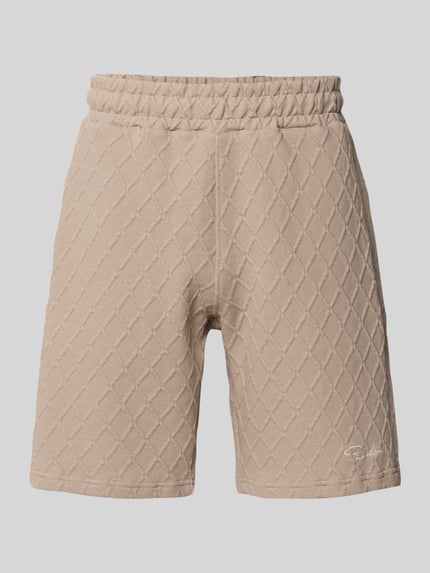 Produktfoto, Relaxed Fit Shorts mit Strukturmuster Modell 'Jovren' von Pegador in Beige, aus Elastischer-Material-Mix mit Baumwoll-Anteil, sichtbares Strukturmuster, Bundweite bei Größe M 39 cm, Innenbeinlänge 24 cm.