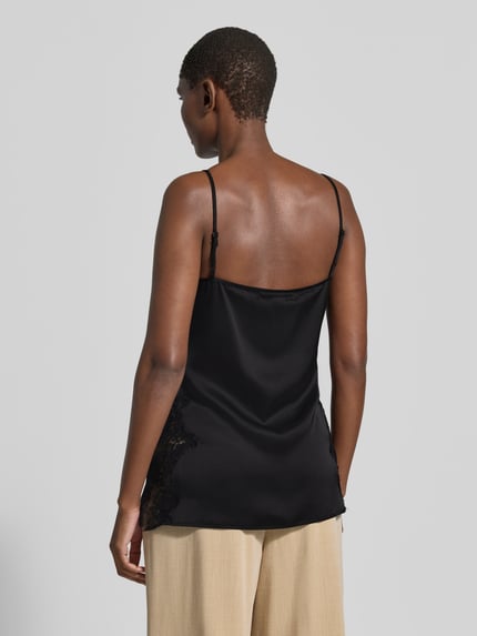 Frauenmodel trägt Spitzentop mit V-Ausschnitt Modell 'Brenda' von My Essential Wardrobe aus schwarzem Satin mit Spitze und Spaghettiträgern, Rückenlänge in Größe 36 ca. 45 cm, Rückenansicht