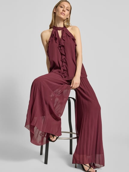 Frauenmodel trägt Hose aus Chiffon mit Plisseefalten von V by Vera Mont in Weinrot, weiter Schnitt, Elastischer Bund, Ganzkörperansicht von vorne.