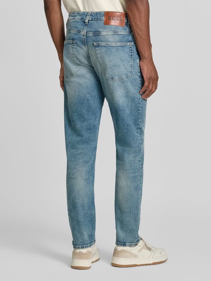 Männermodel trägt Slim Fit Jeans aus Baumwoll-Mix Modell 'ONYX-2-BO' von BOSS Orange in Hellblau mit Waschung, Ganzkörperansicht Rückansicht. Herren Slim Fit Jeans von BOSS Orange.
