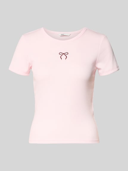 Produktfoto, Slim Fit T-Shirt mit Herz-Stickerei Modell 'ELVA JUNE' von Only, unifarbenes Damen-T-Shirt mit Rundhals und Rippstruktur.