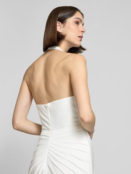 Kobiece modelka nosi Brautkleid mit Raffungen von Luxuar, kolor biały, marszczenia, krój slim fit, wiązanie na szyi, rozporek, długość tyłu w rozmiarze 36: 125 cm, szerokość klatki piersiowej w rozmiarze 36: 26 cm, detaliczne zdjęcie pleców, ujęcie z tyłu