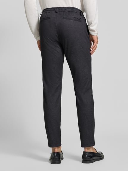 Männermodel trägt Tapered Fit Jogpants mit Viskose-Anteil Modell 'Phil' von Brax, anthrazitfarben, glatte Textur, Ganzkörperansicht Rückansicht, Herren Weite Hose