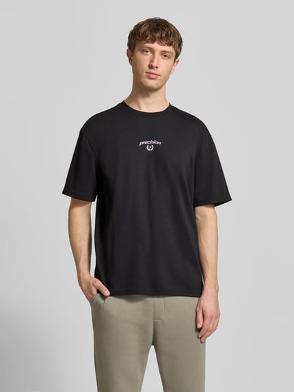 Męski model nosi Regular Fit T-Shirt aus Baumwoll-Mix Modell 'CASPIAN' von Only & Sons, efekt: jednolity kolor, napis, okrągły dekolt, krótki rękaw, mieszanka bawełny, ganzkörperansicht von vorne
