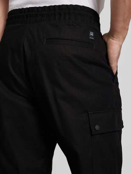 HUGO Spodnie cargo o kroju relaxed fit z elastycznym pasem model ‘Garlo’ Czarny 3
